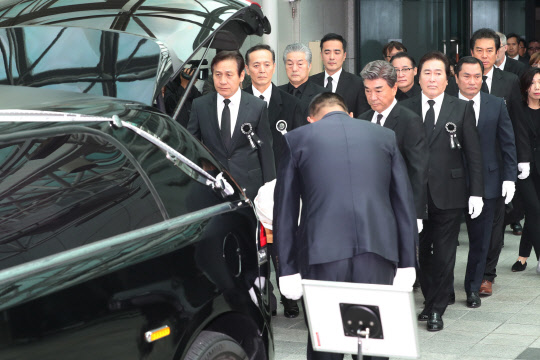 6일 오전 서울 송파구 서울아산병원 장례식장에서 배우 신성일의 발인이 엄수되고 있다.   연합뉴스